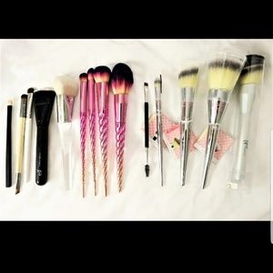 14 IT  Cosmetics and Anastasia Makeup Brushes
